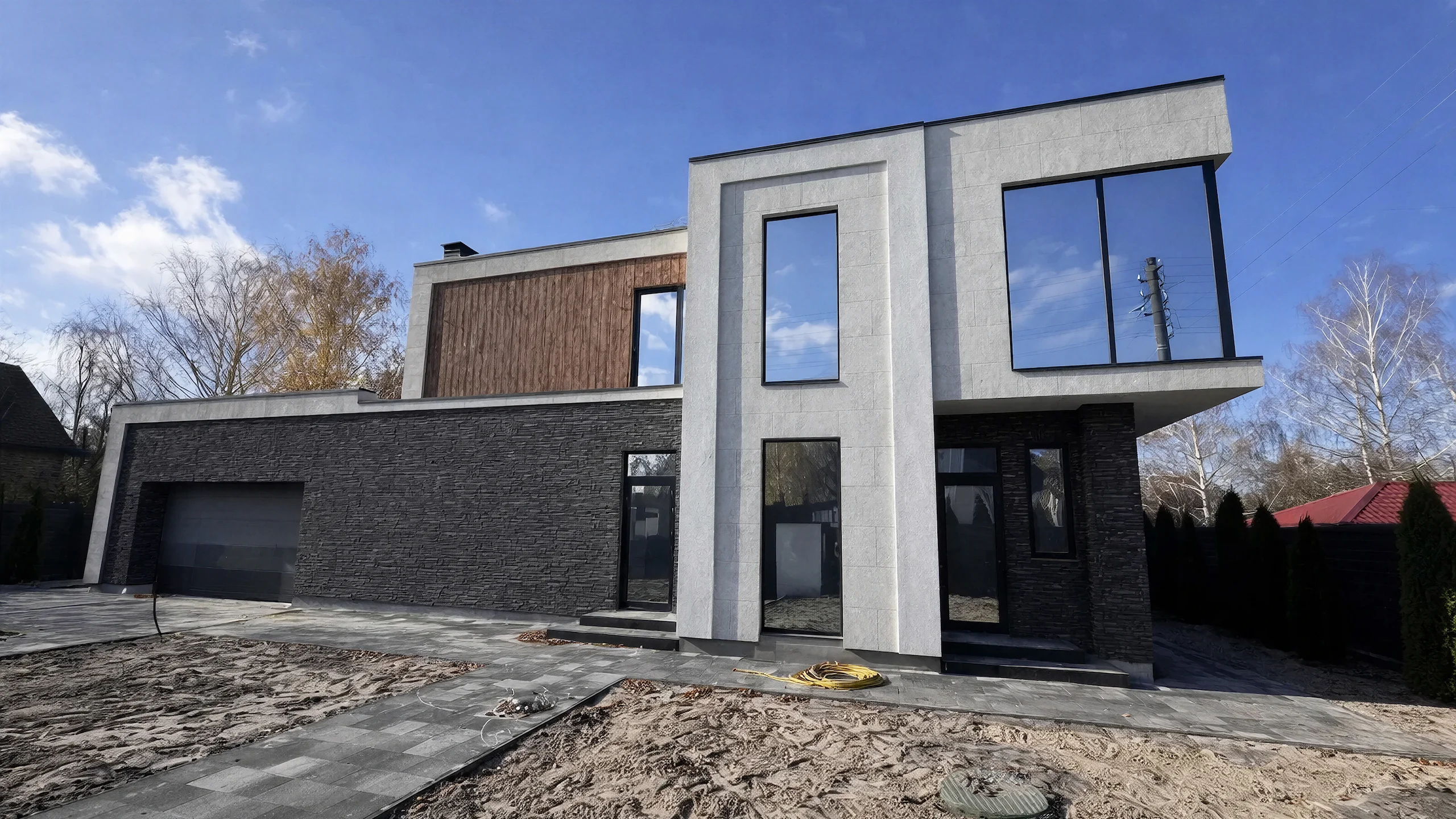 Вид построенного дома 429 м² со стороны входа и фасада