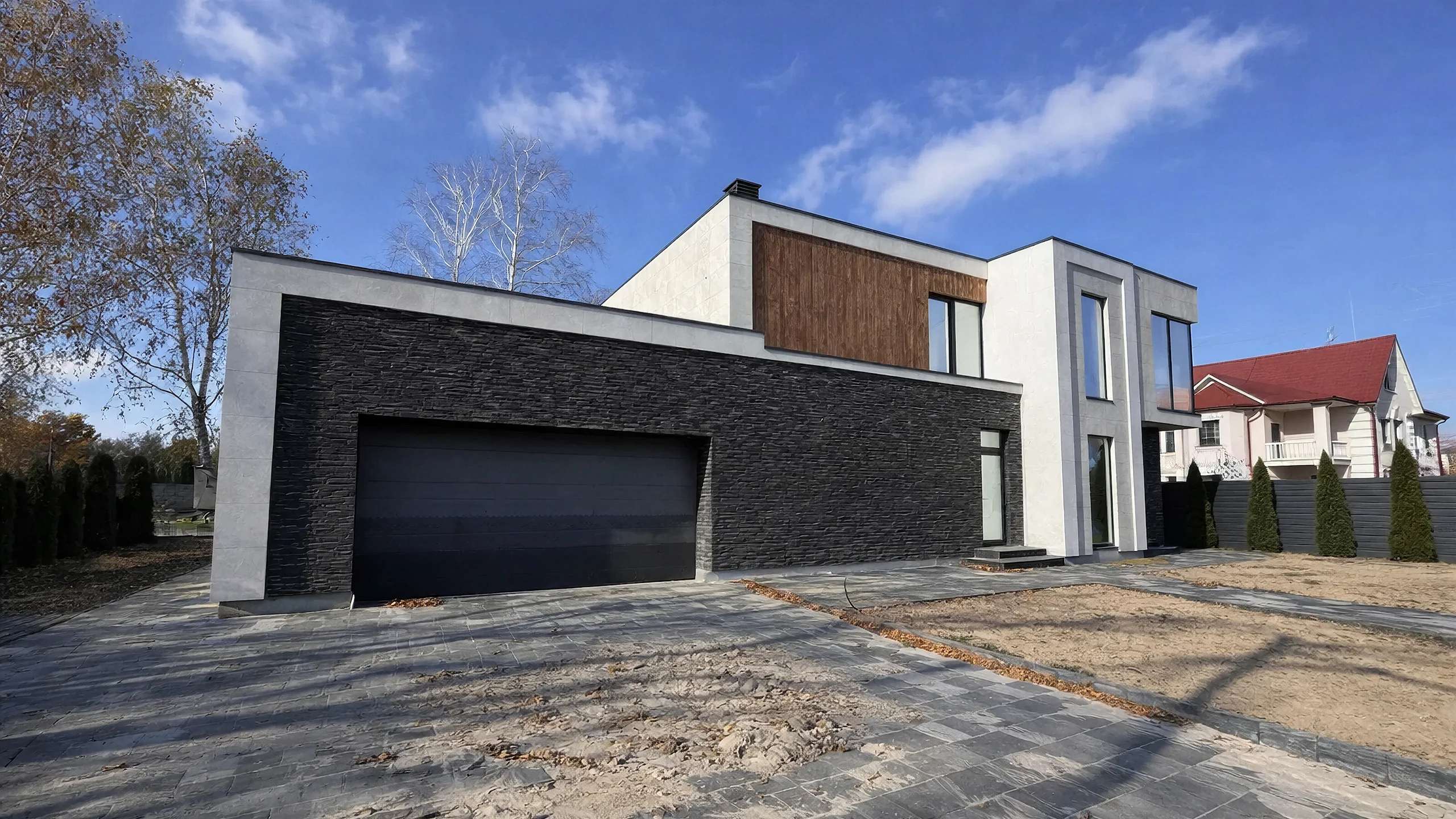 Построенный каменный дом 429 м² с аккуратной отделкой фасада