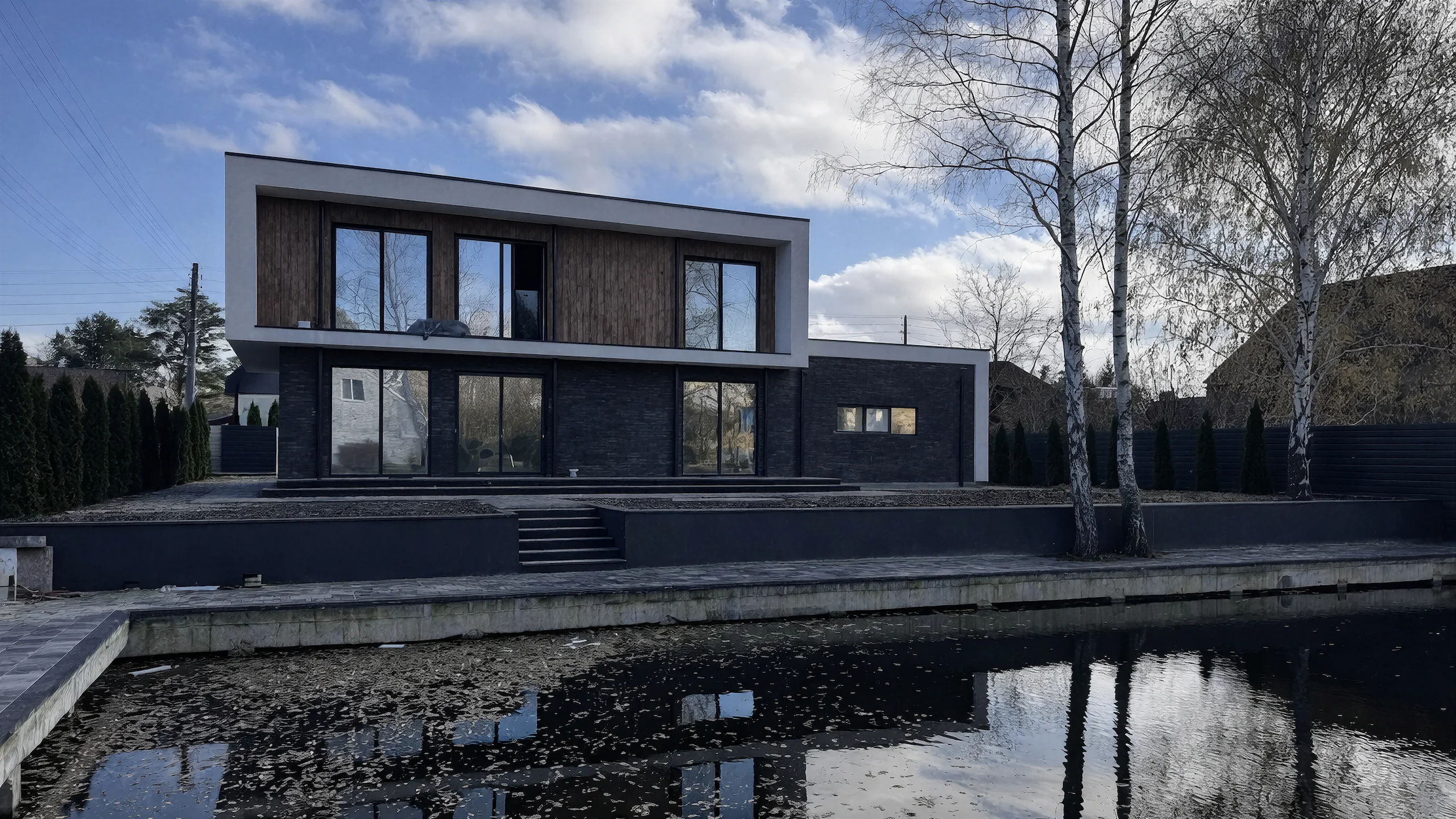Реализованный фасад построенного дома 429 м² с кровлей и окнами