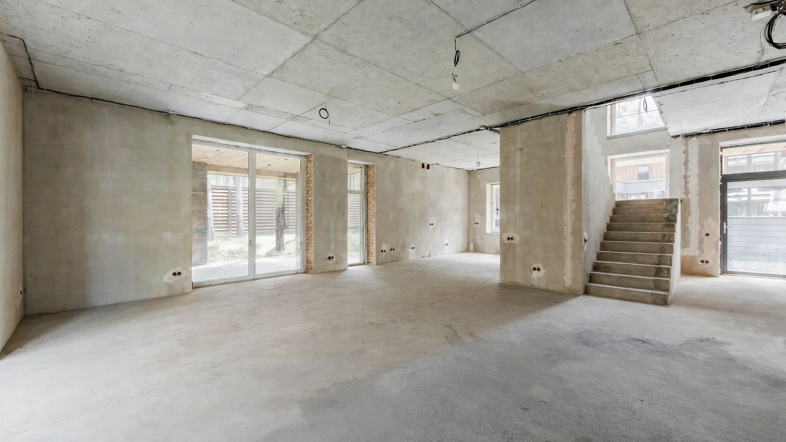 Вид построенного дома 264 м² со стороны входа и фасада