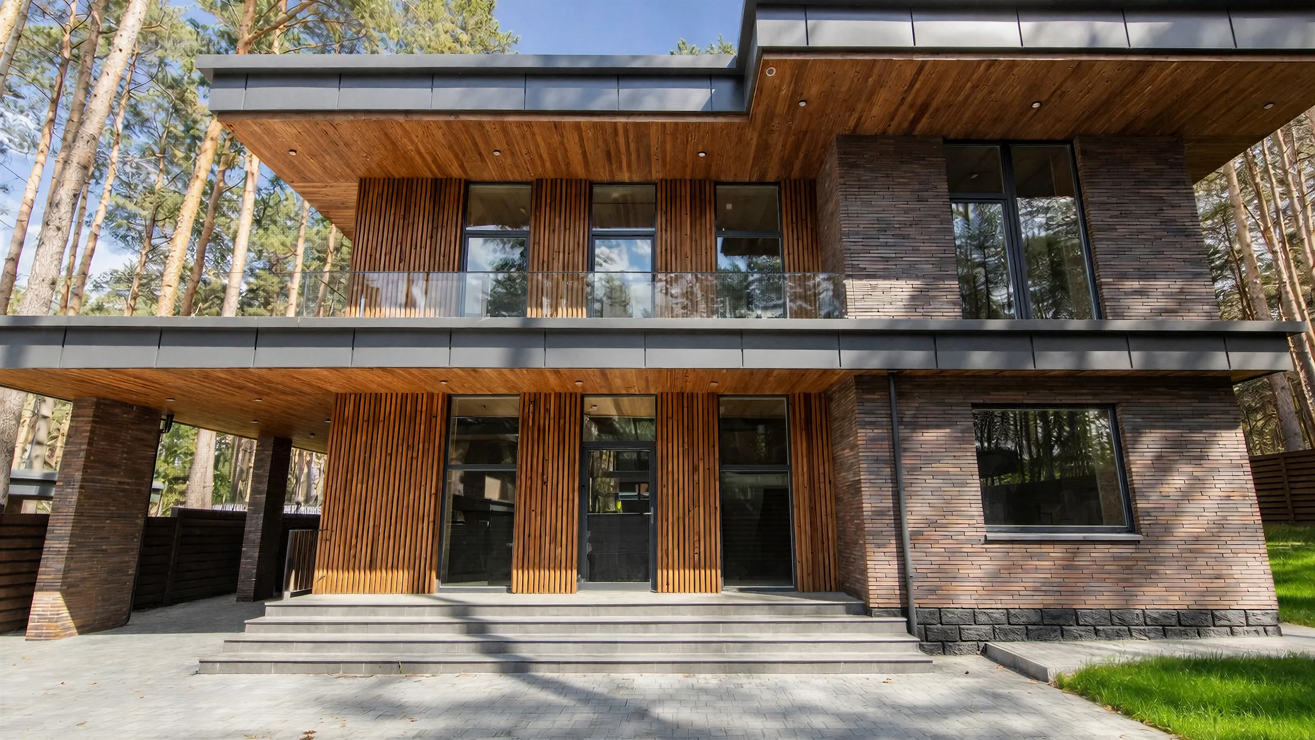 Реализованный фасад построенного дома 264 м² с кровлей и окнами