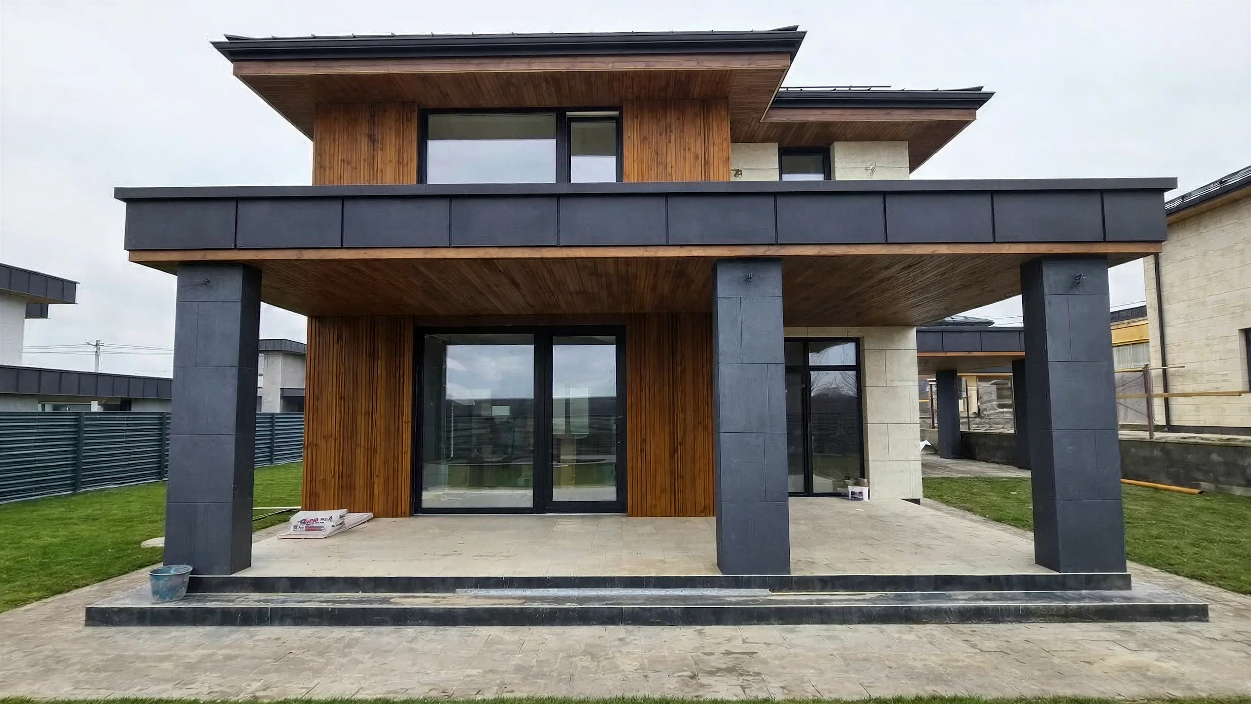 Построенный каменный дом 185 м² с аккуратной отделкой фасада