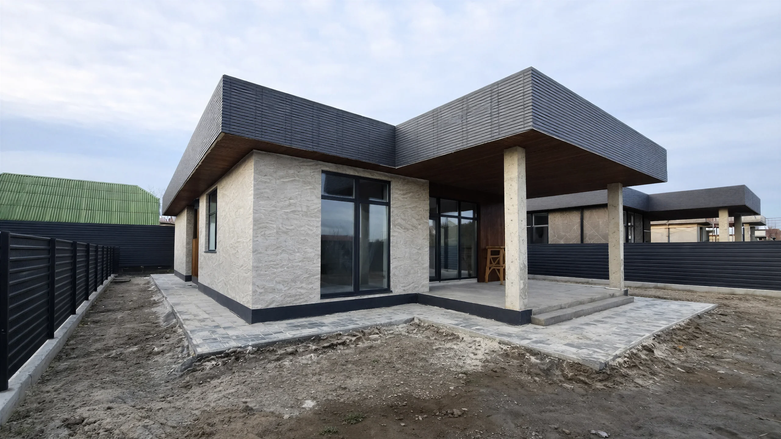 Фасад построенного одноэтажный дома 160 м² с современной отделкой