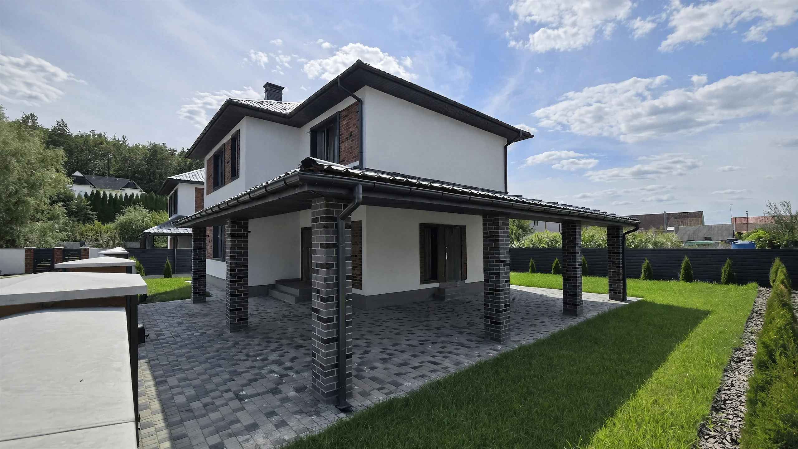 Вид построенного дома 250 м² со стороны входа и фасада