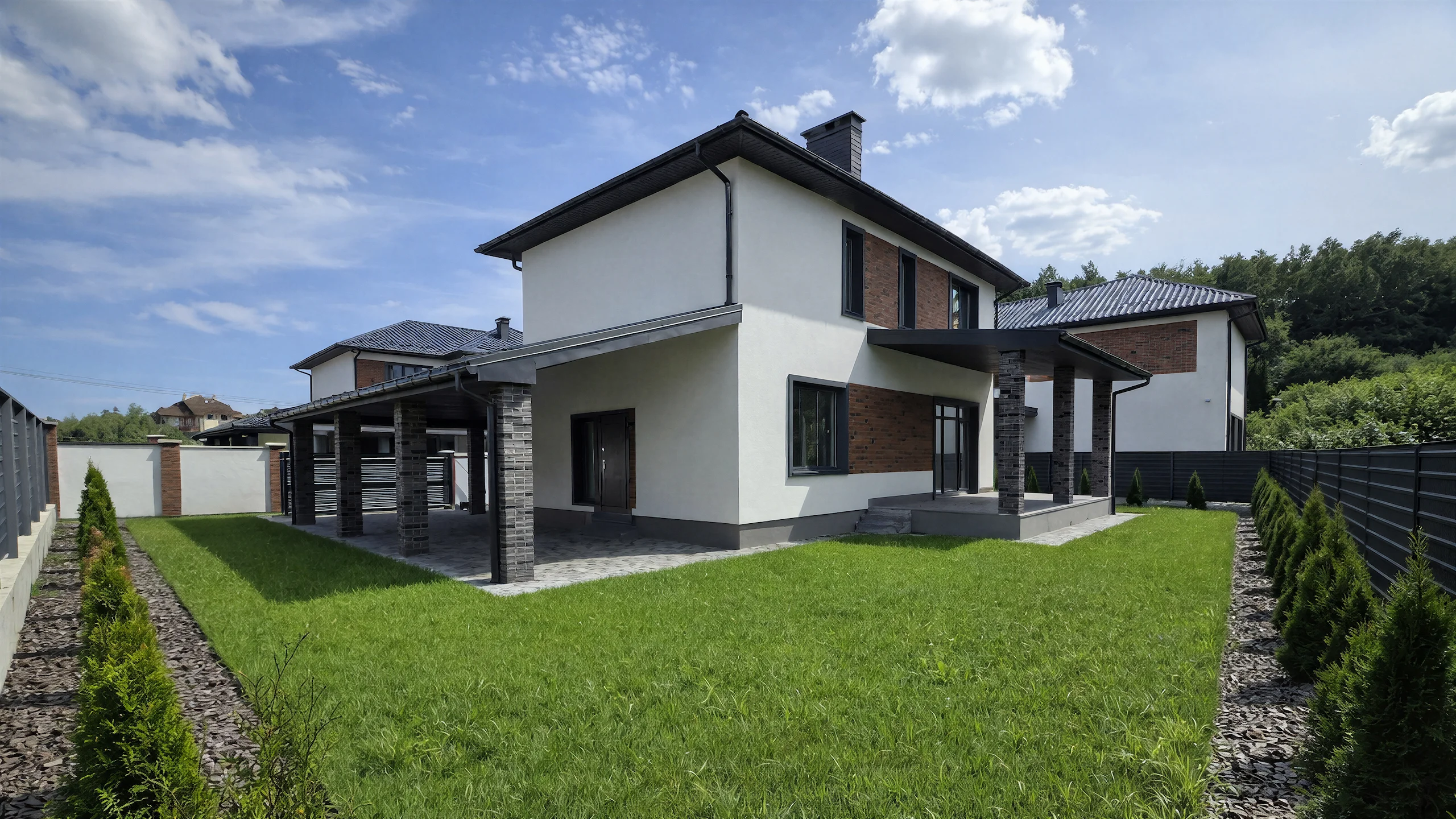 Построенный каменный дом 250 м² с аккуратной отделкой фасада