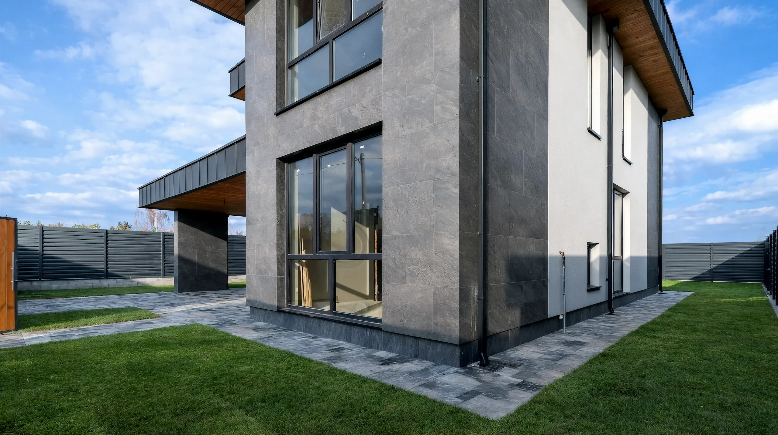 Вид построенного дома 202 м² со стороны входа и фасада