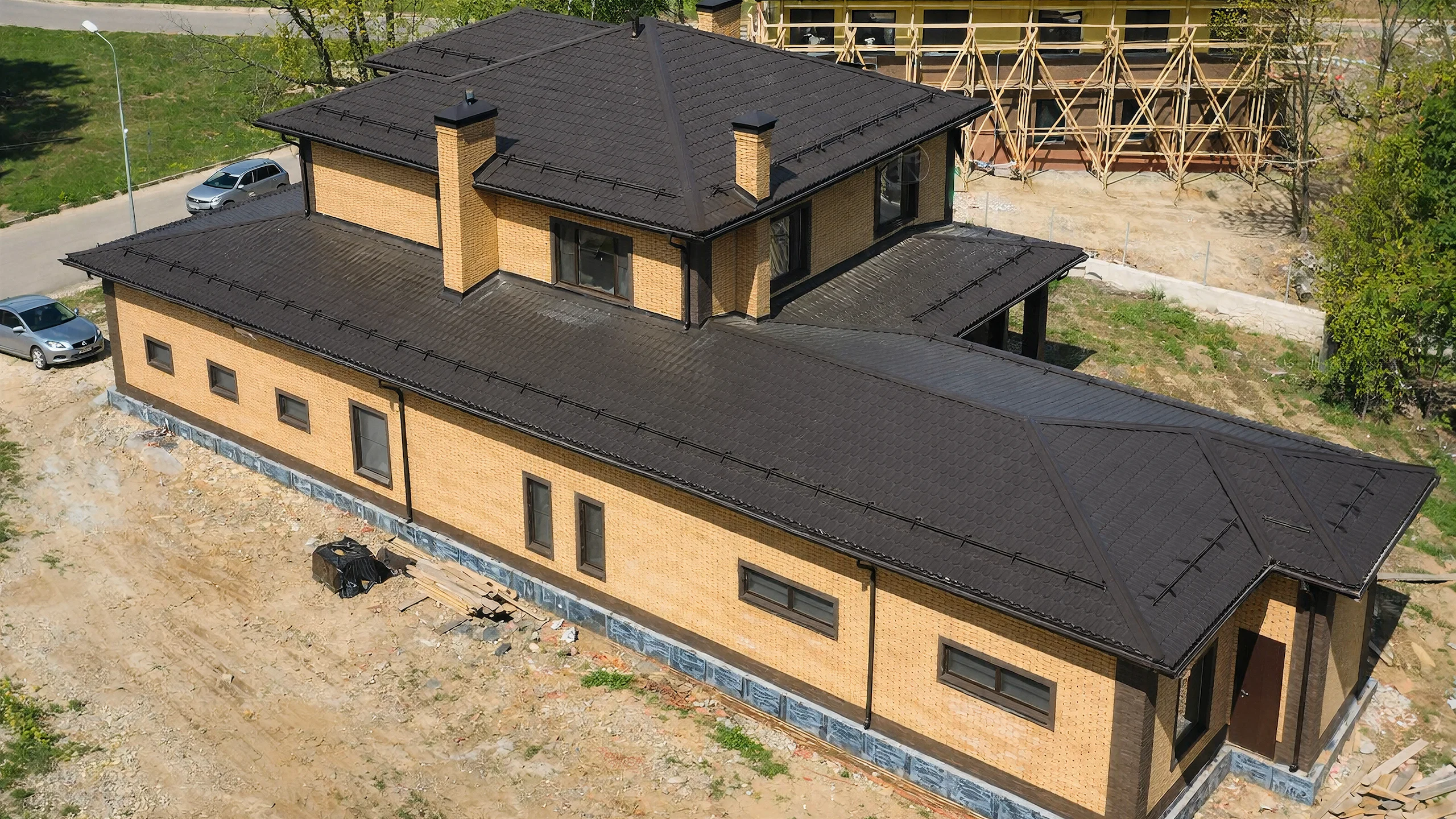 Вид построенного дома 382 м² со стороны входа и фасада
