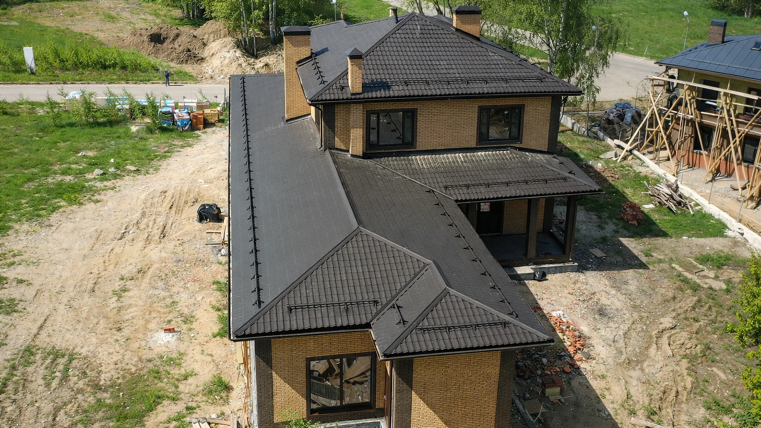 Построенный каменный дом 382 м² с аккуратной отделкой фасада