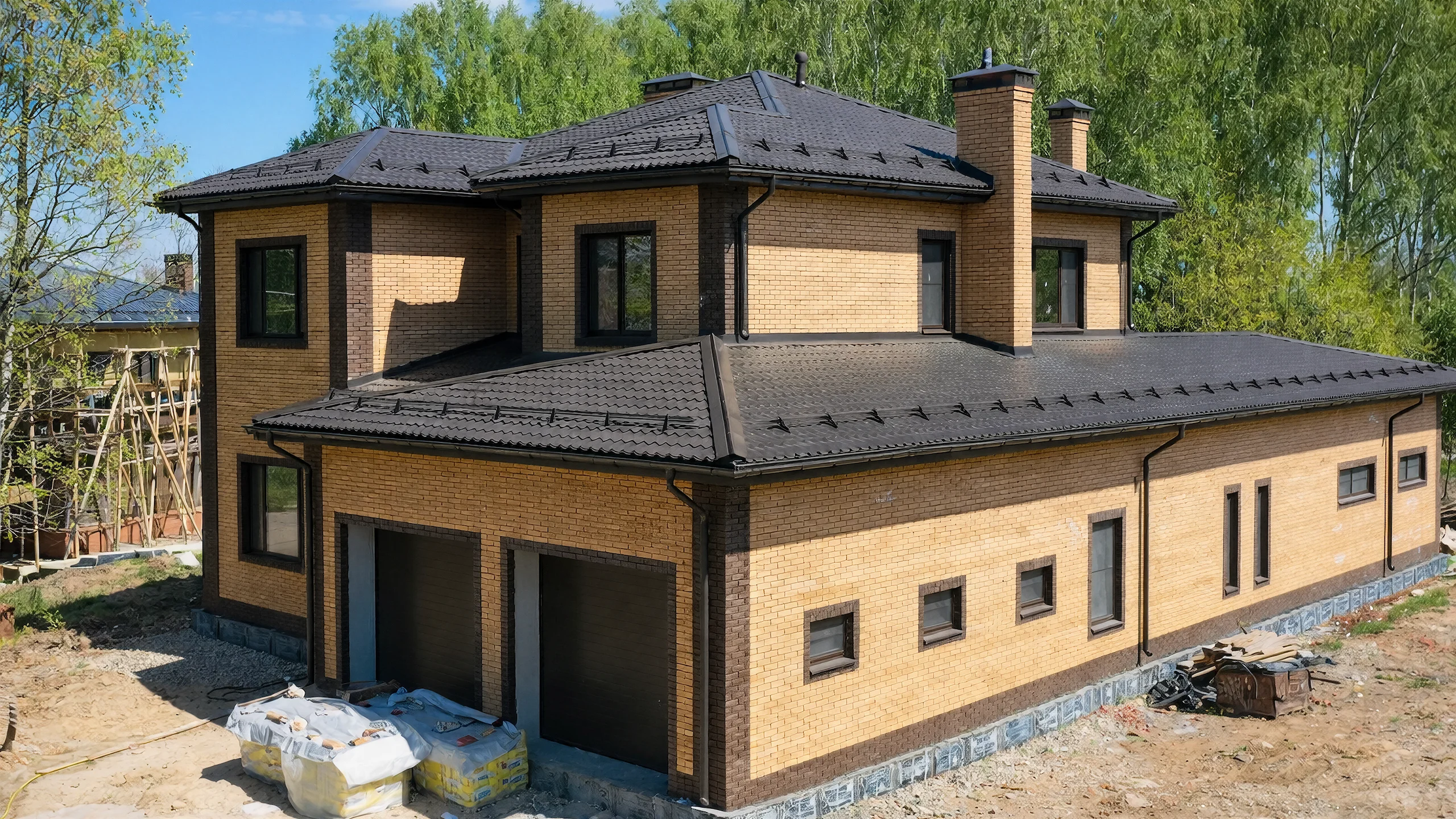 Реализованный фасад построенного дома 382 м² с кровлей и окнами