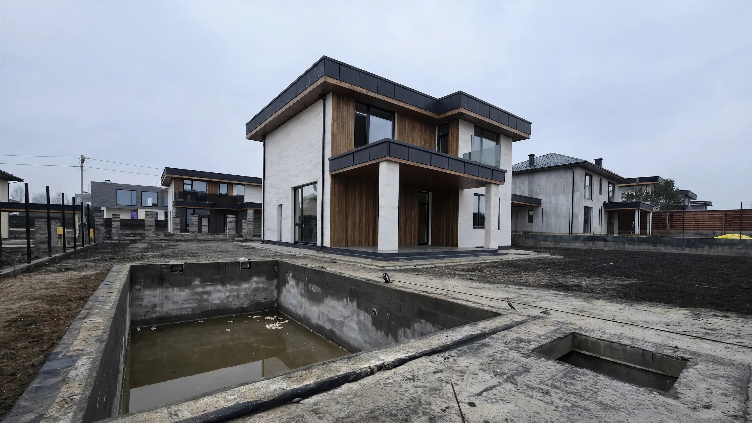 Реализованный фасад построенного дома 240 м² с кровлей и окнами