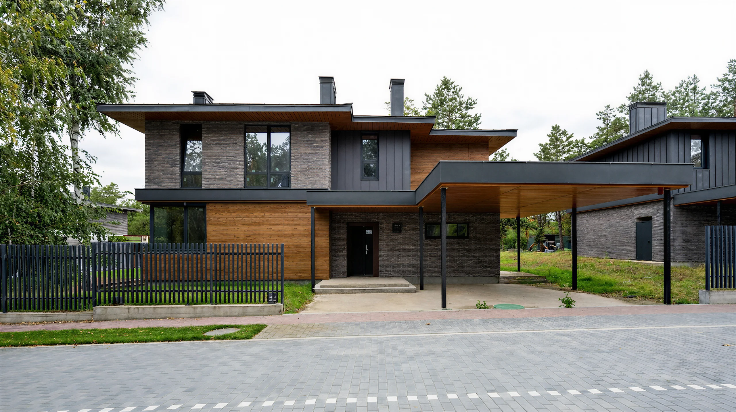 Современный загородный дом из газобетона