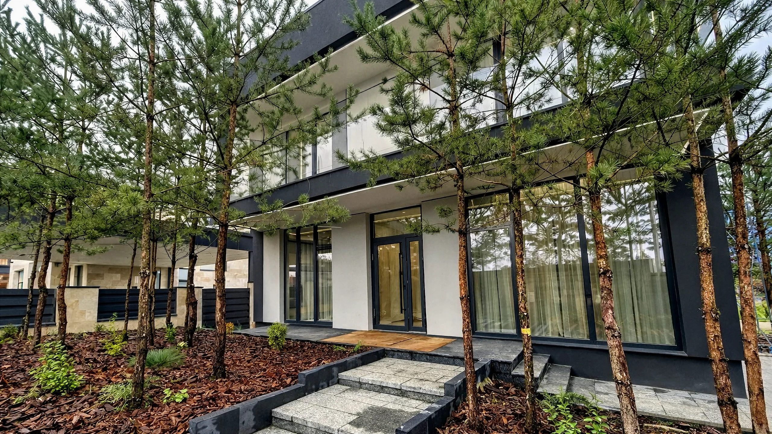 Построенный каменный дом 267 м² с аккуратной отделкой фасада