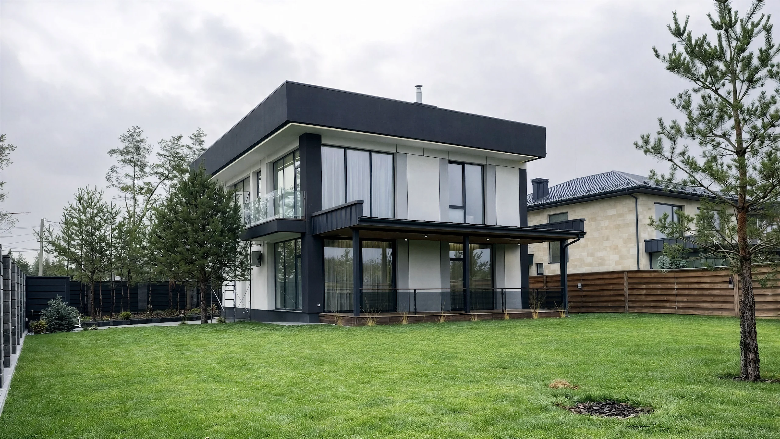 Реализованный фасад построенного дома 267 м² с кровлей и окнами