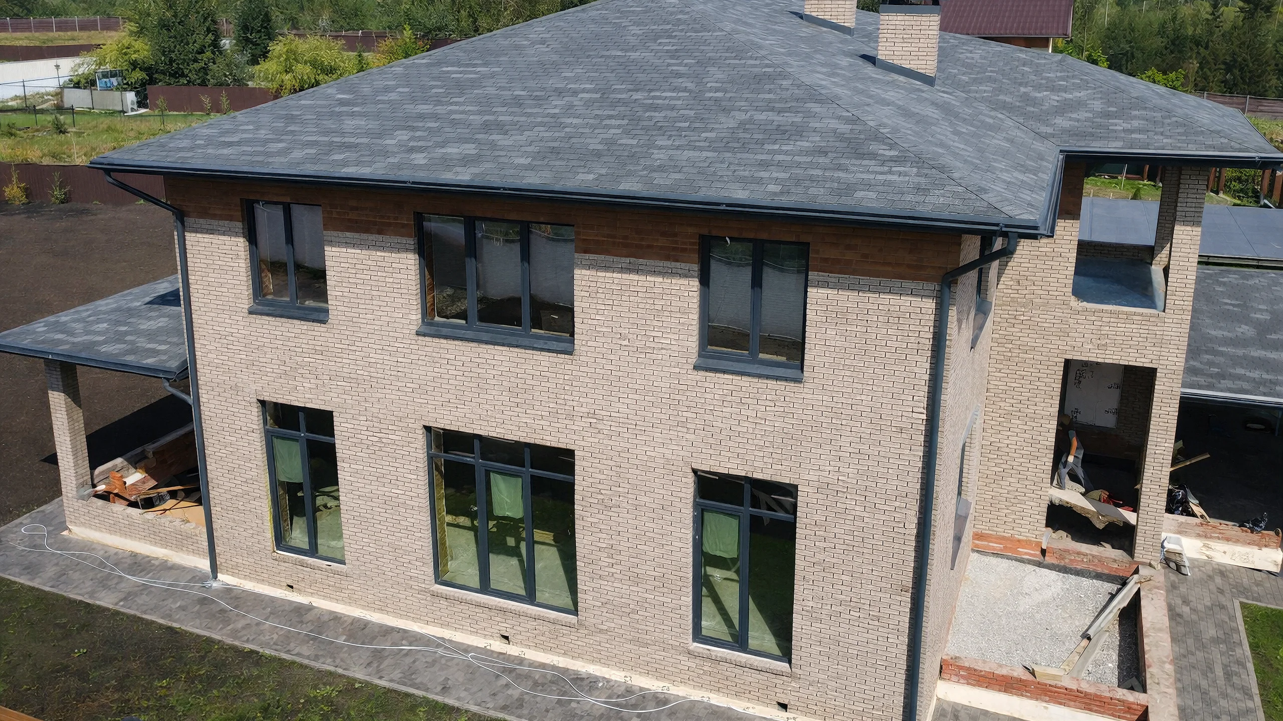 Построенный каменный дом 416 м² с аккуратной отделкой фасада