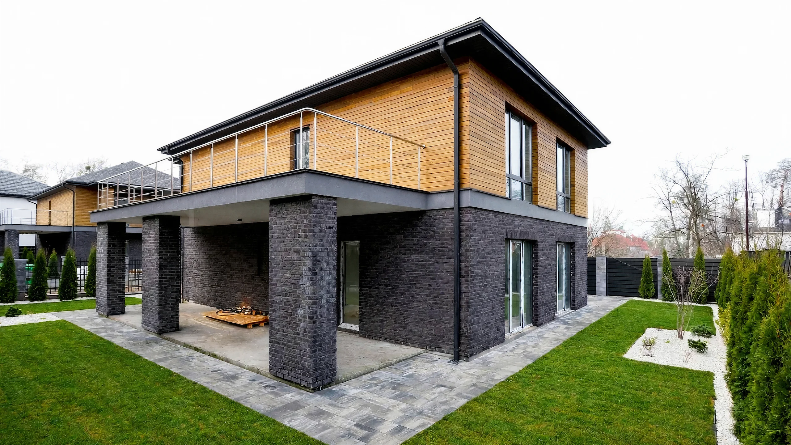Построенный каменный дом 253 м² с аккуратной отделкой фасада