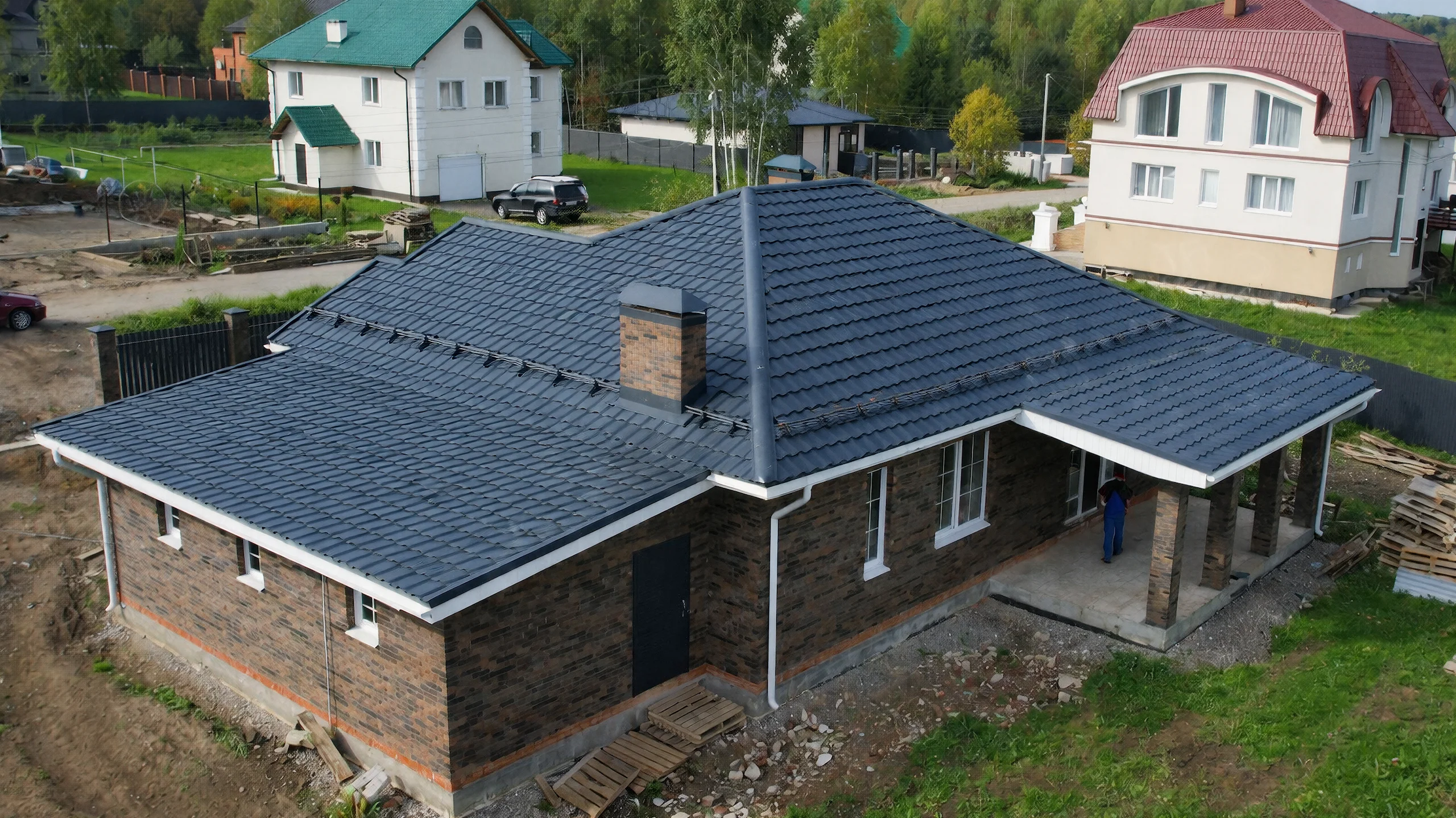Вид построенного дома 168 м² со стороны входа и фасада