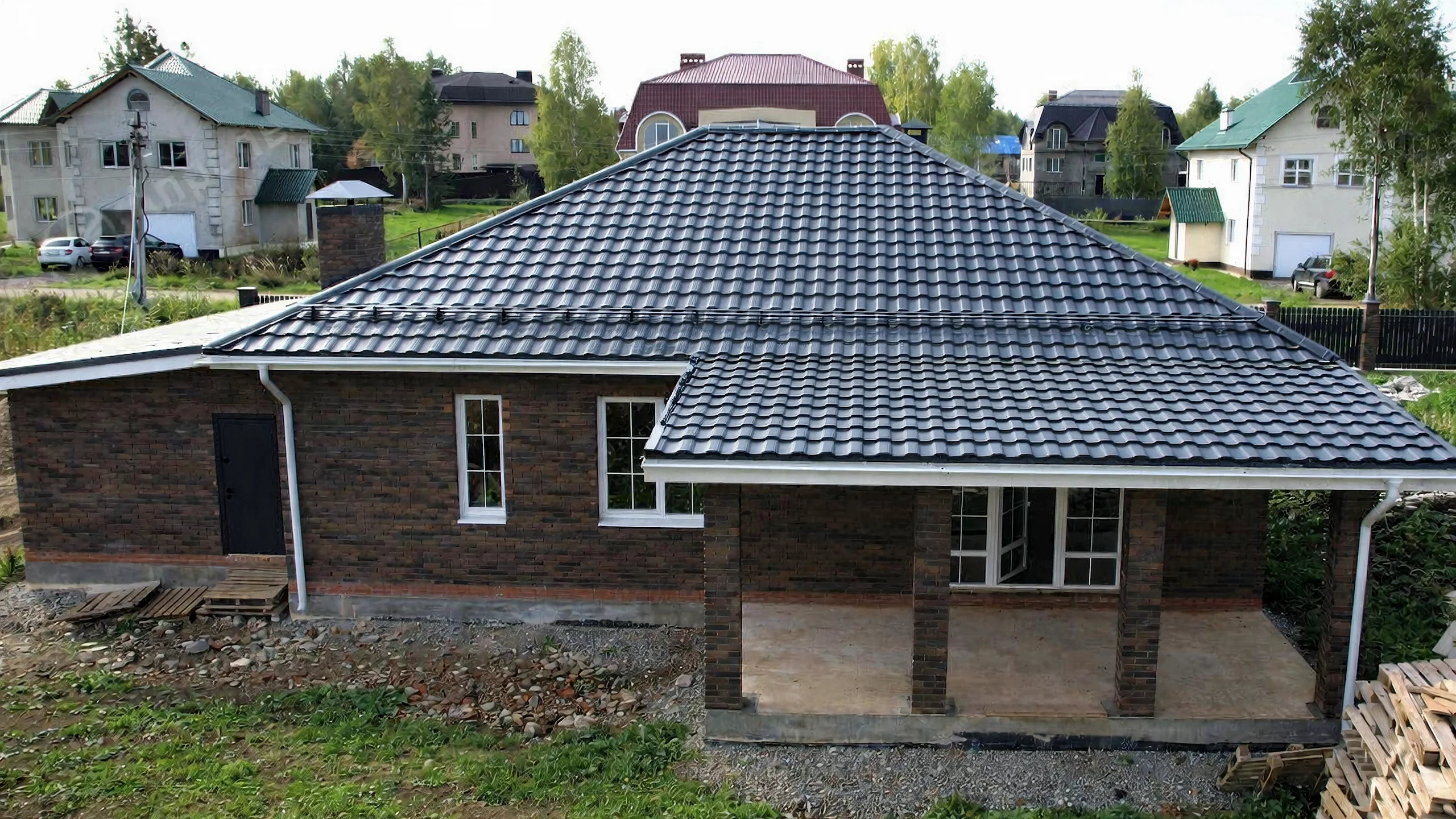 Реализованный фасад построенного дома 168 м² с кровлей и окнами