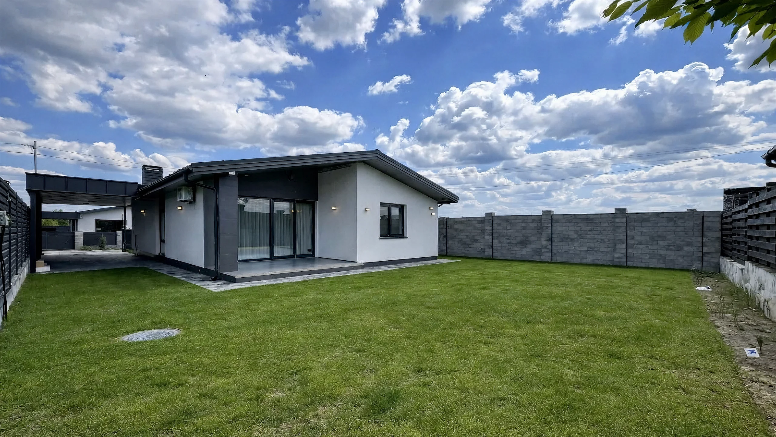 Вид построенного дома 125 м² со стороны входа и фасада