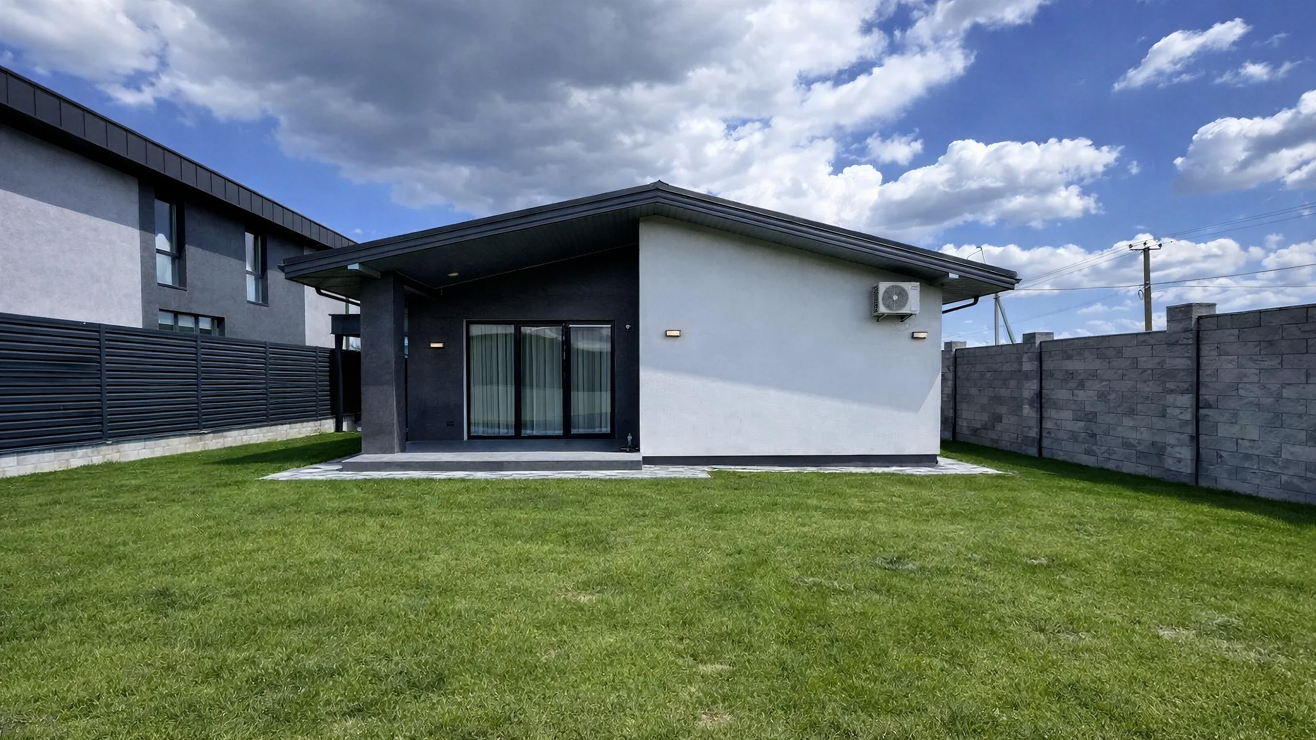 Построенный каменный дом 125 м² с аккуратной отделкой фасада