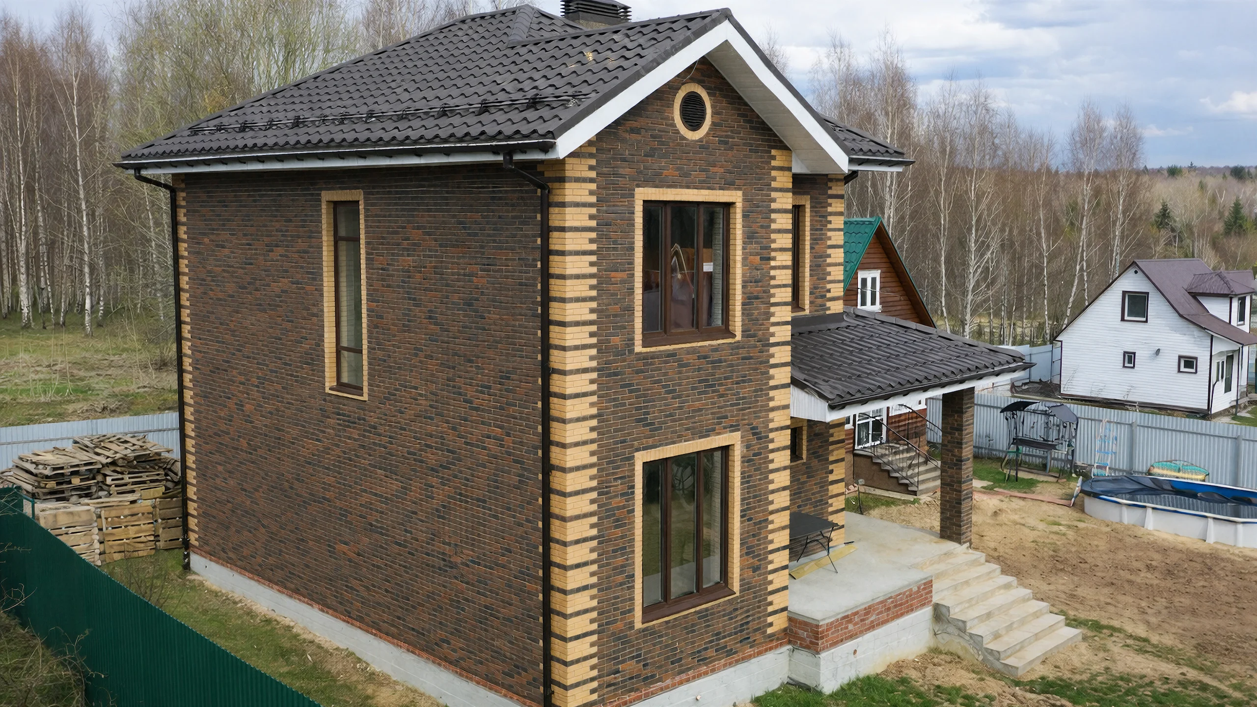 Фасад построенного двухэтажный дома 132 м² с современной отделкой