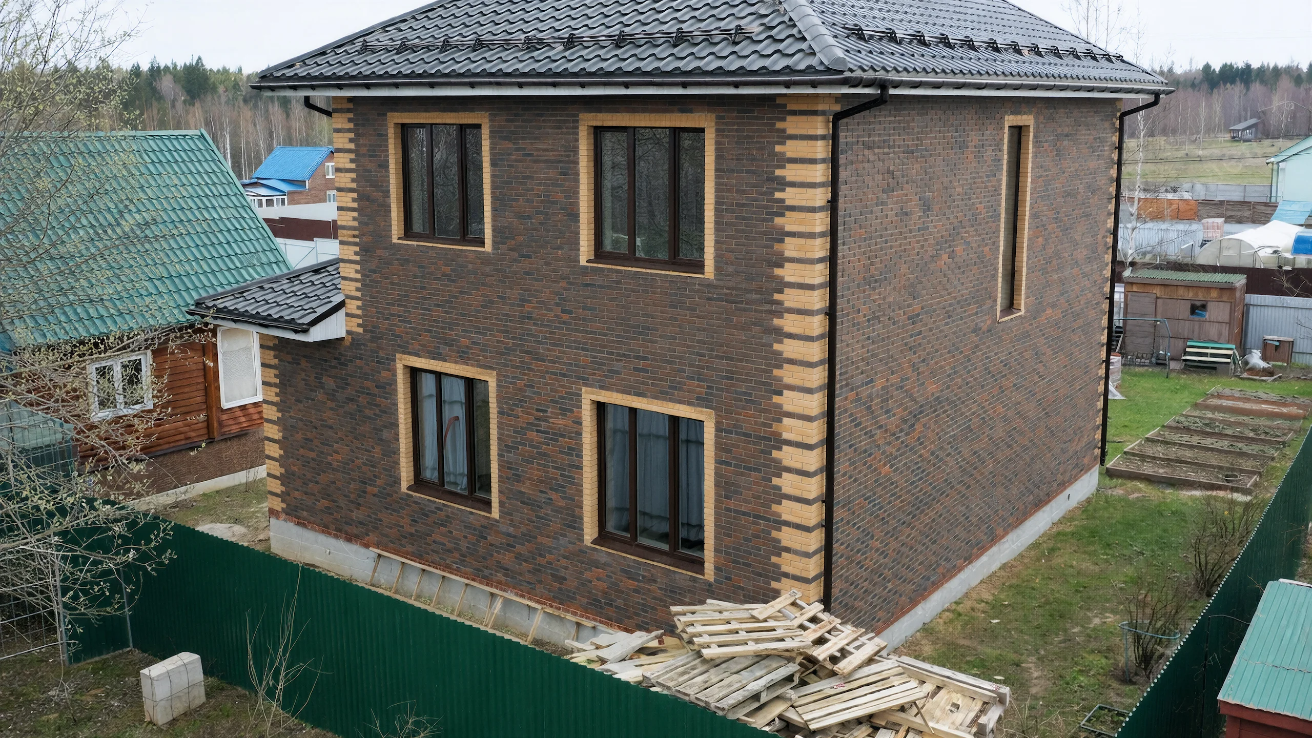 Построенный каменный дом 132 м² с аккуратной отделкой фасада