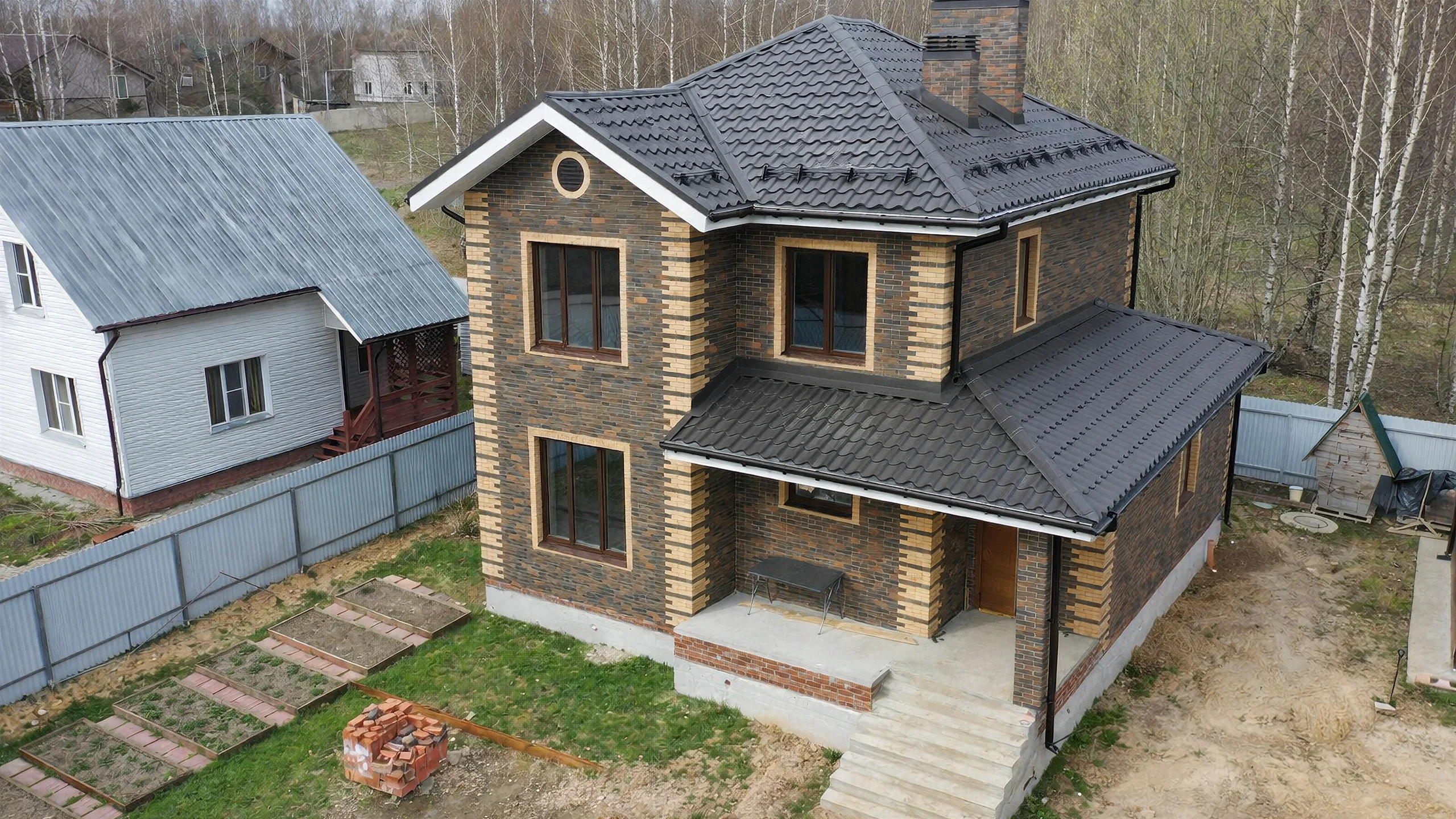 Реализованный фасад построенного дома 132 м² с кровлей и окнами