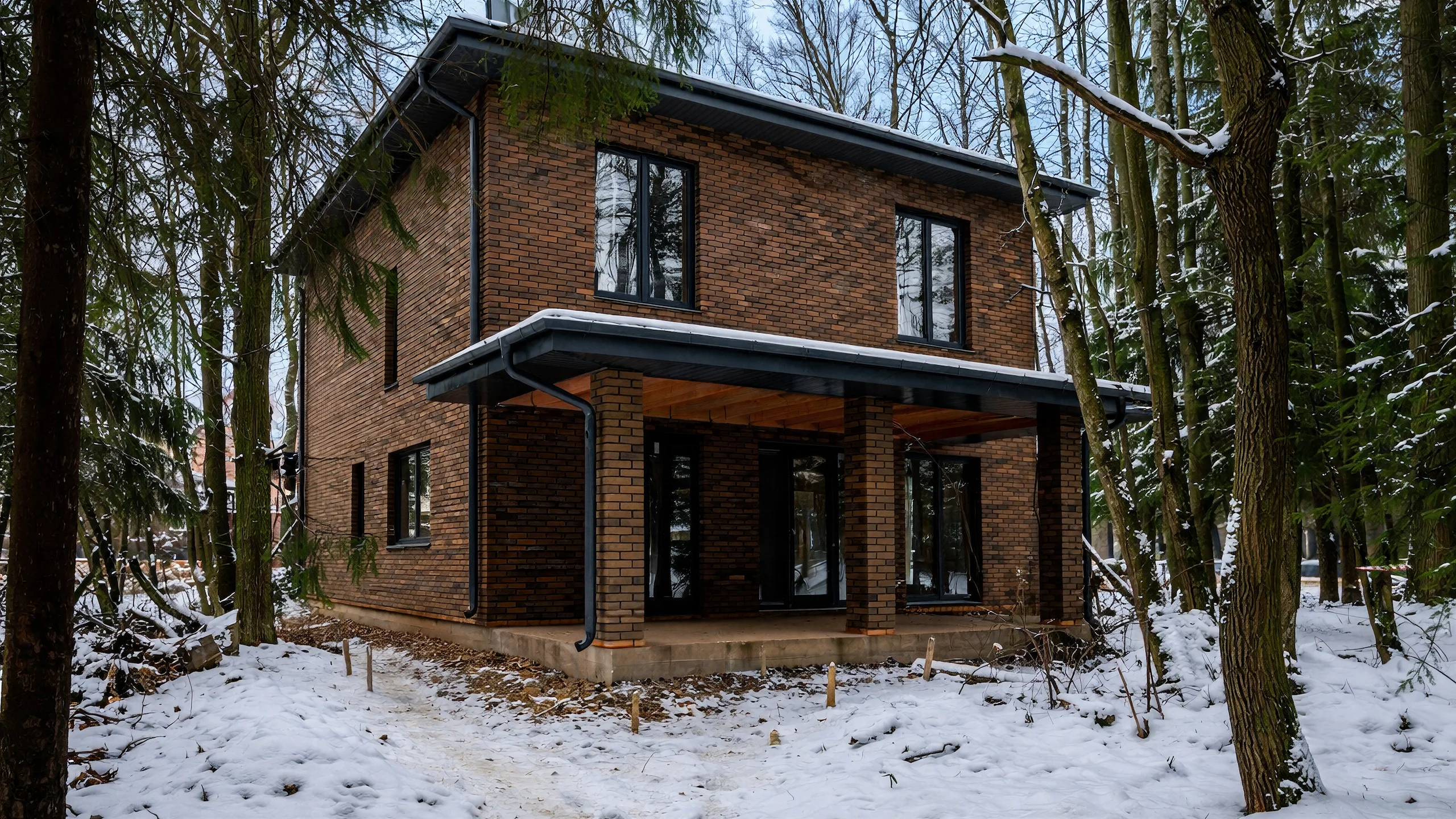 Реализованный фасад построенного дома 179 м² с кровлей и окнами