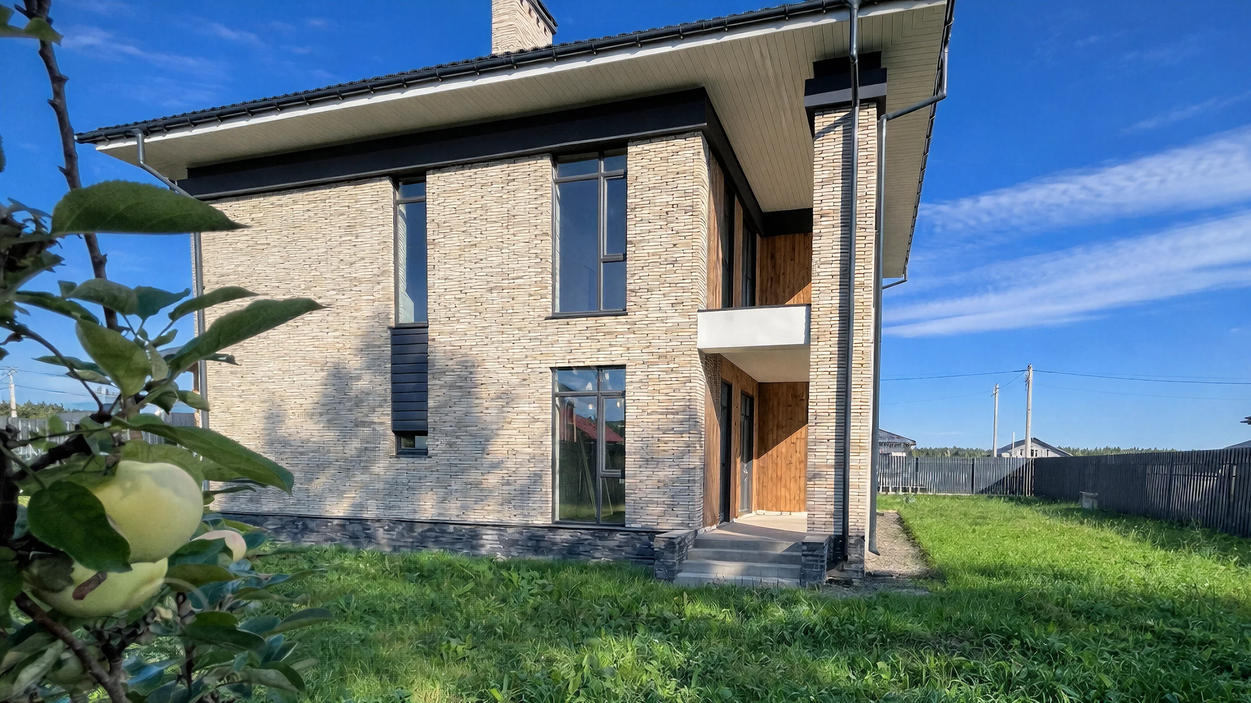 Построенный каменный дом 239 м² с аккуратной отделкой фасада