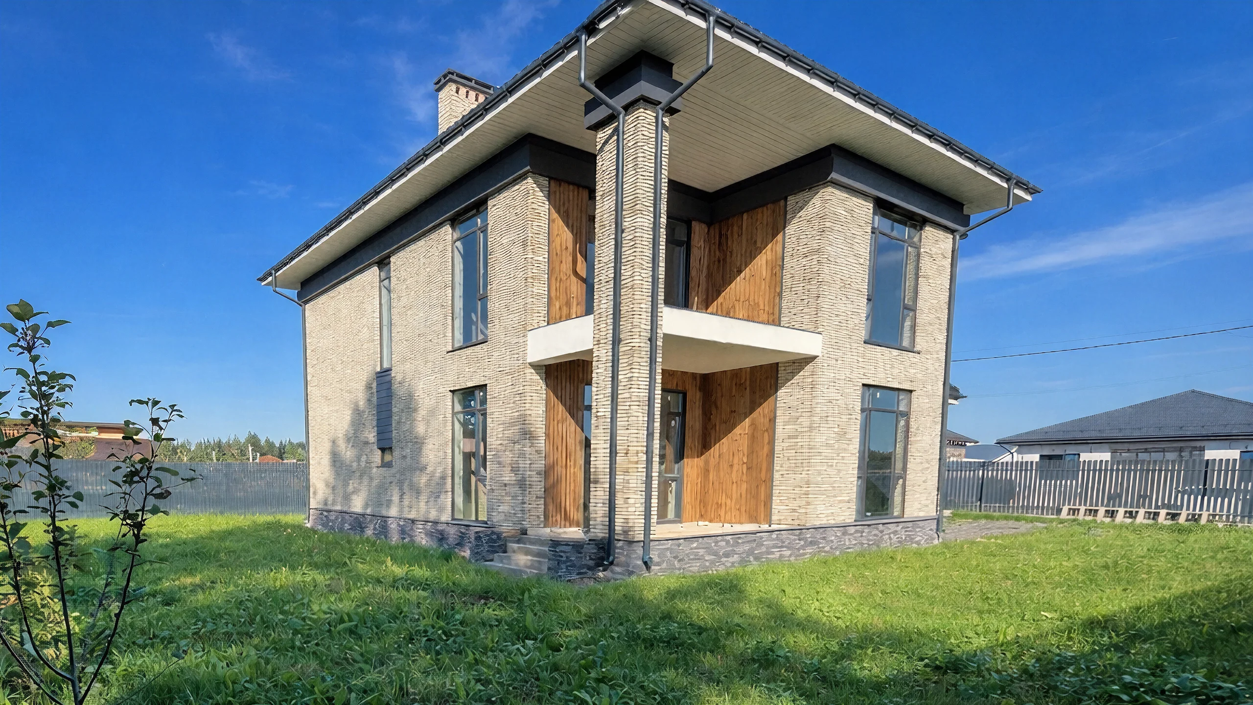 Реализованный фасад построенного дома 239 м² с кровлей и окнами