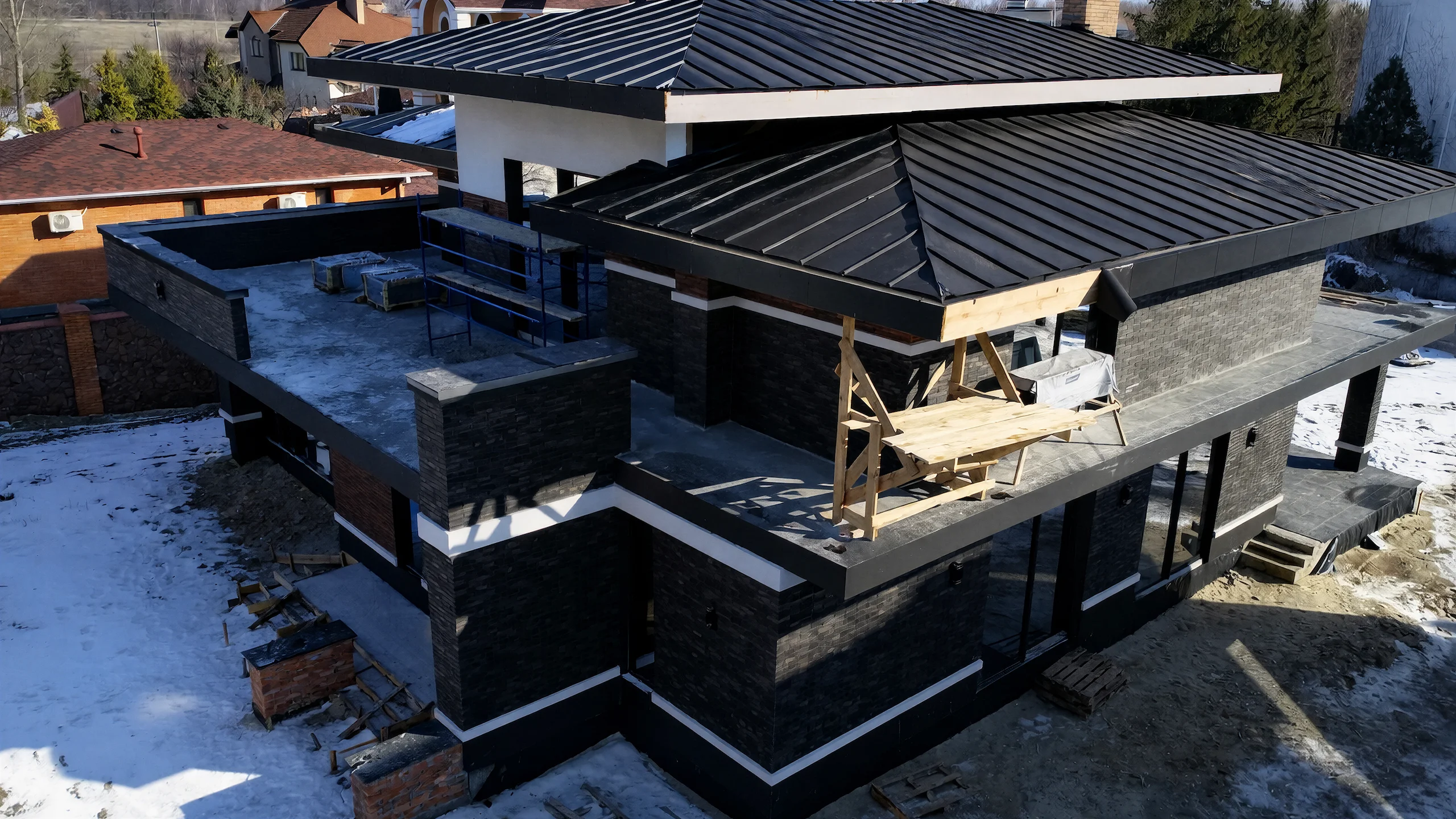 Реализованный фасад построенного дома 524 м² с кровлей и окнами