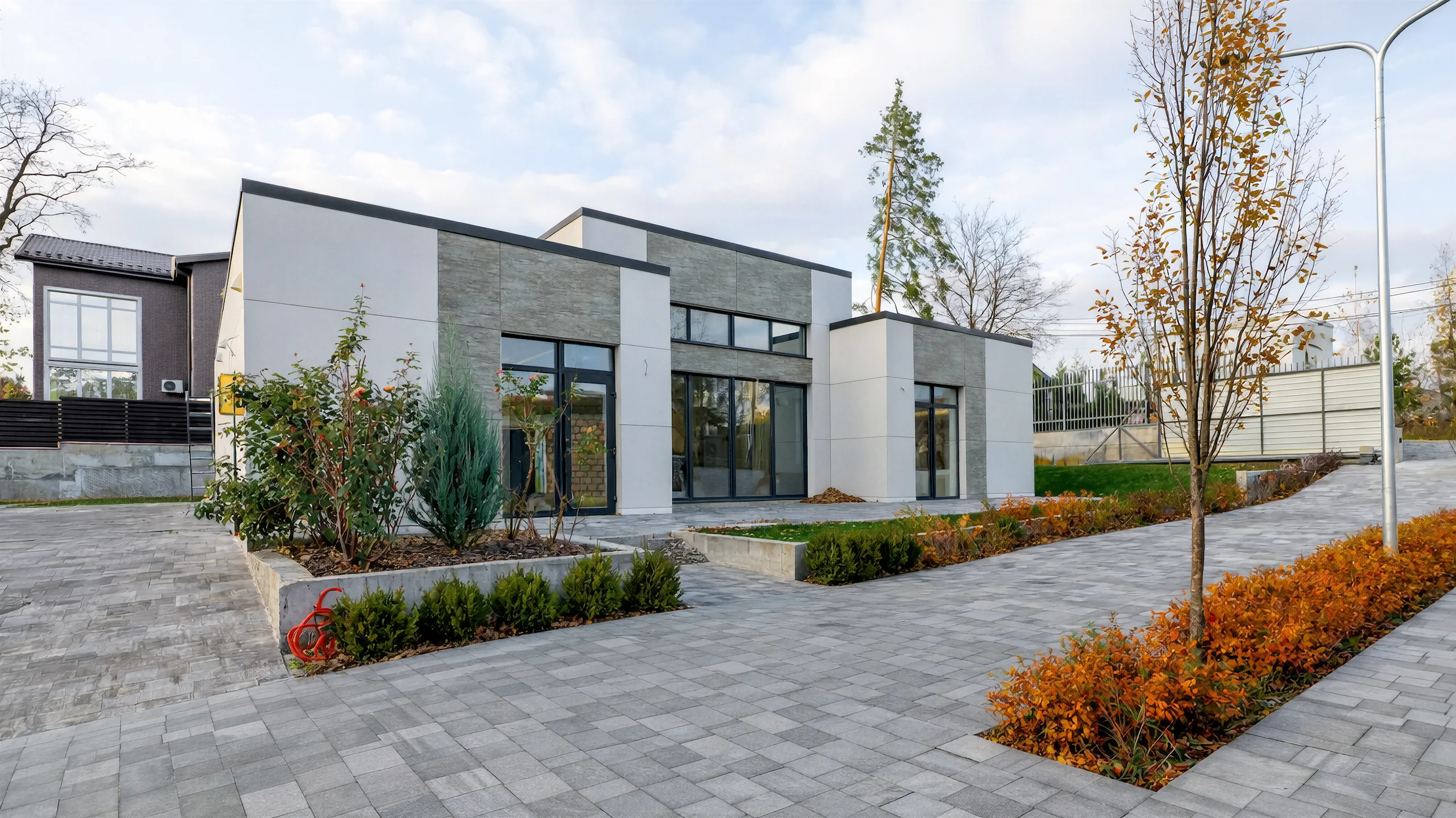 Построенный каменный дом 243 м² с аккуратной отделкой фасада