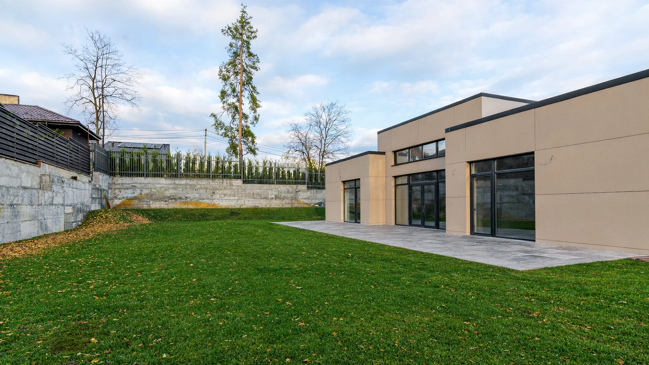 Реализованный фасад построенного дома 243 м² с кровлей и окнами
