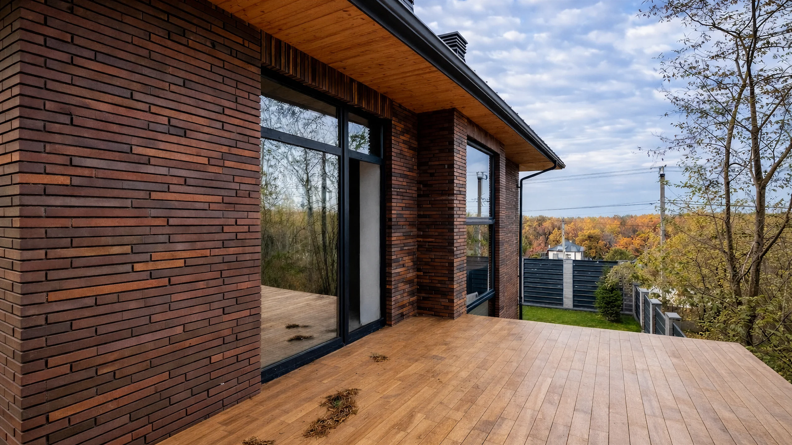 Реализованный фасад построенного дома 273 м² с кровлей и окнами