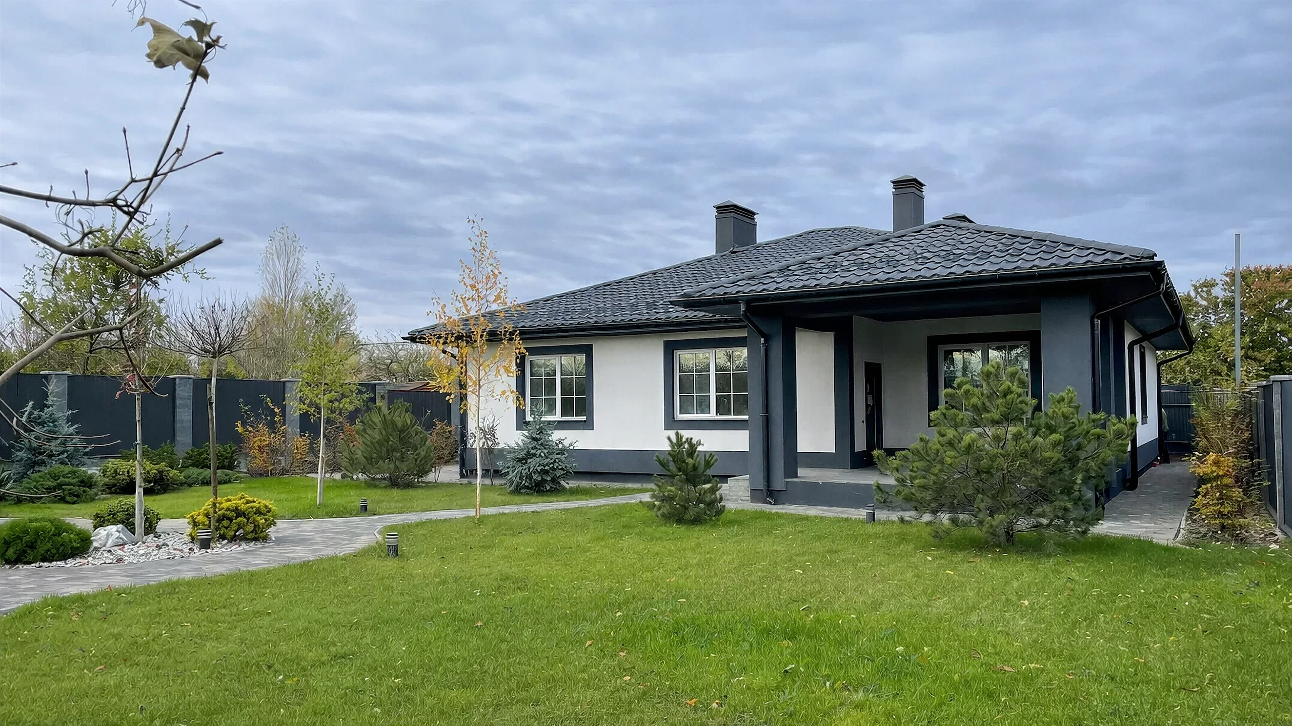 Вид построенного дома 185 м² со стороны входа и фасада