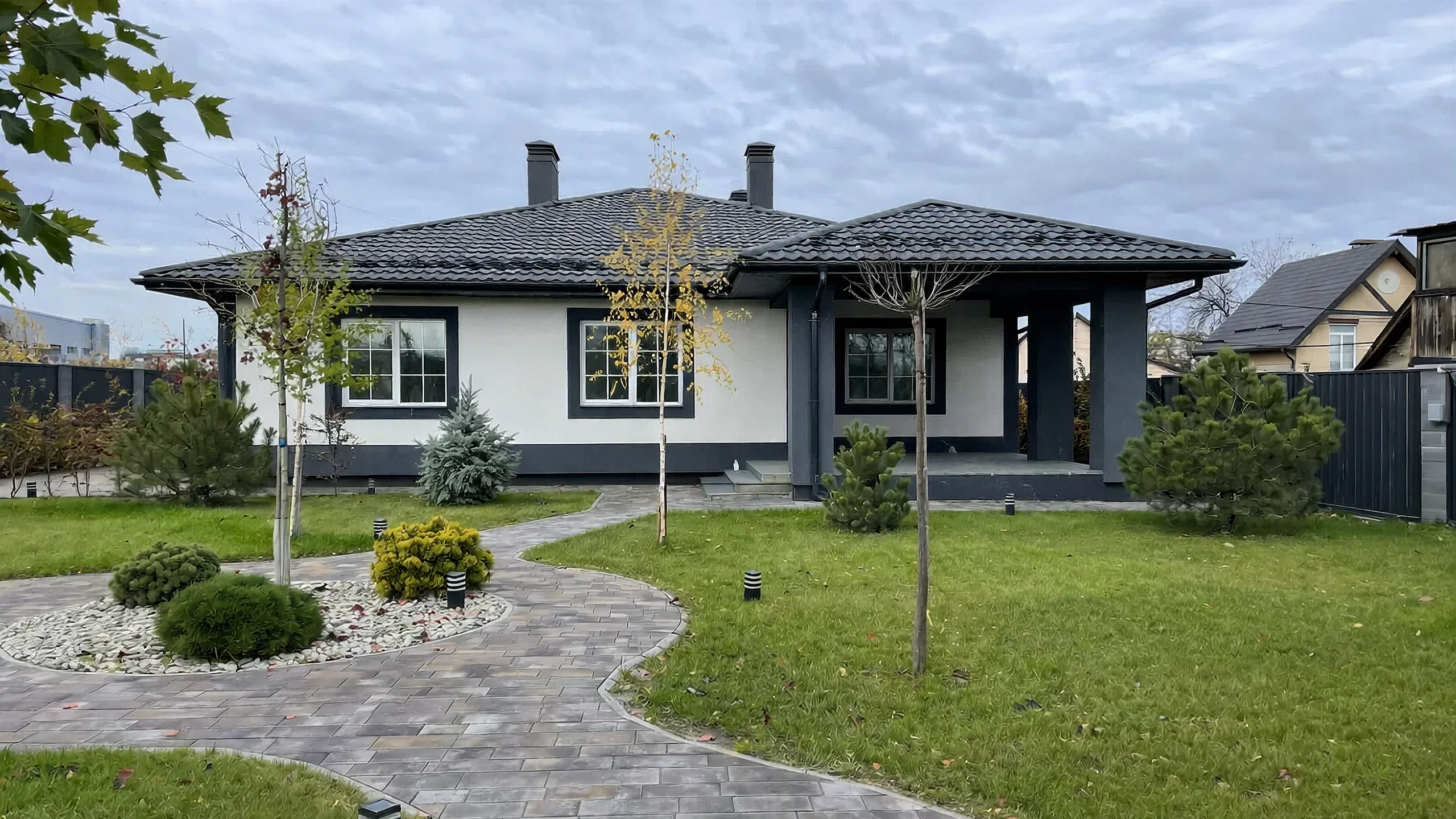 Построенный каменный дом 185 м² с аккуратной отделкой фасада