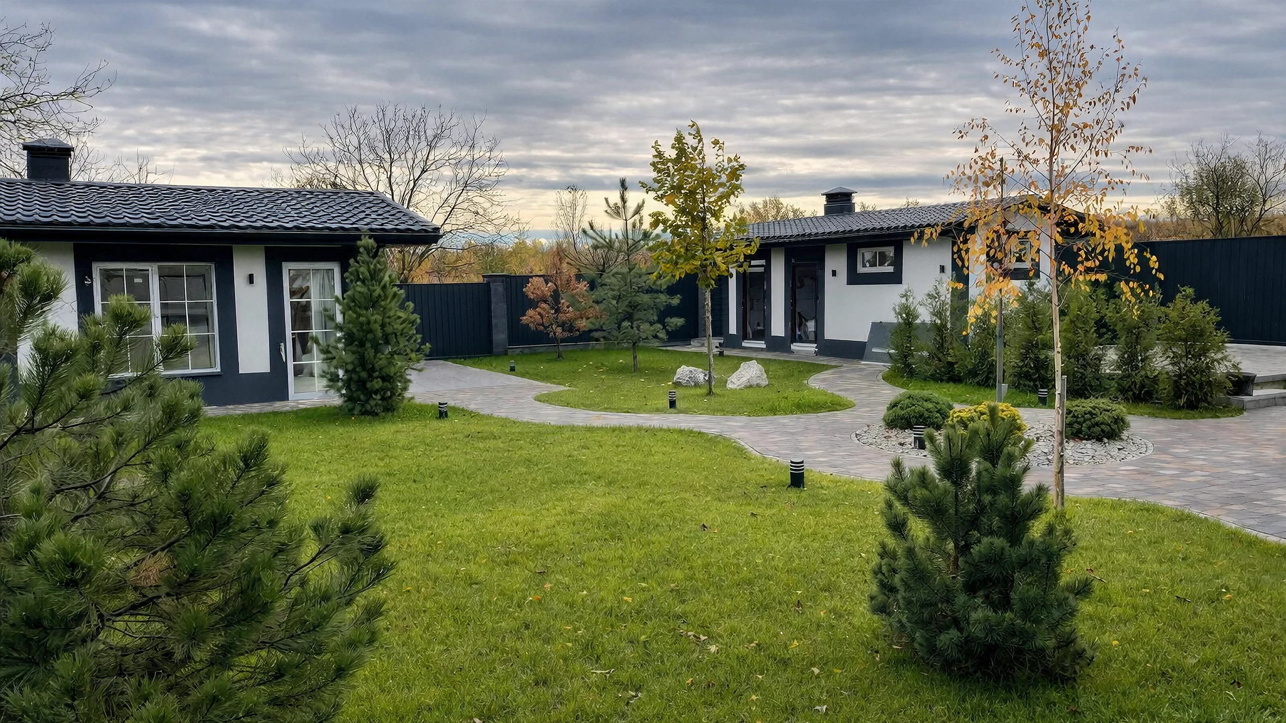 Реализованный фасад построенного дома 185 м² с кровлей и окнами
